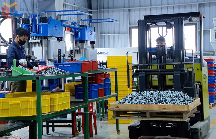 Gia công sản phẩm tại Công ty TNHH Samkang Vina tại CCN Phương Nam.