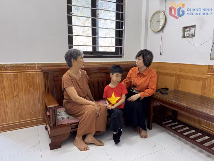 Bà Hoàng Thanh Thủy (bên phải) thăm hỏi, động viên gia đình có hoàn cảnh khó khăn trên địa bàn phường.