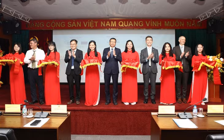 Thứ trưởng Bộ KH&amp;CN Lê Xuân Định và Đại sứ EU tại Việt Nam Julien Guerrier cùng các đại biểu cắt băng khánh thành mạng quan trắc cảnh báo sớm bức xạ - Ảnh: VGP/Thu Giang