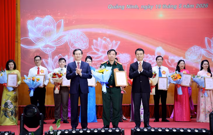 Đồng chí Vũ Quyết Tiến, Phó Bí thư Tỉnh ủy, Chủ tịch Ủy ban MTTQ tỉnh và đồng chí Nguyễn Hồng Dương, Ủy viên BTV, Trưởng Ban Tuyên giáo và Dân vận Tỉnh ủy, Trưởng Ban Tổ chức Cuộc thi, trao giải Nhất cho thí sinh xuất sắc nhất.