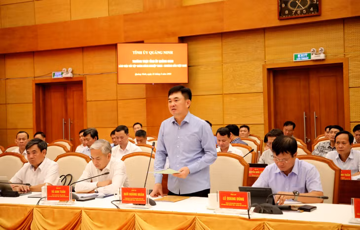 Đồng chí Ngô Hoàng Ngân, Bí thư Đảng ủy, Chủ tịch HĐTV Tập đoàn Công nghiệp Than và Khoáng sản Việt Nam, phát biểu tại buổi làm việc