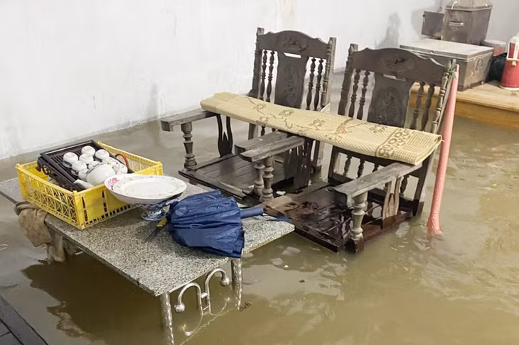 Nhiều gia đình bị nước ngập tràn vào nhà, gây ảnh hưởng đến đời sống và sinh hoạt.