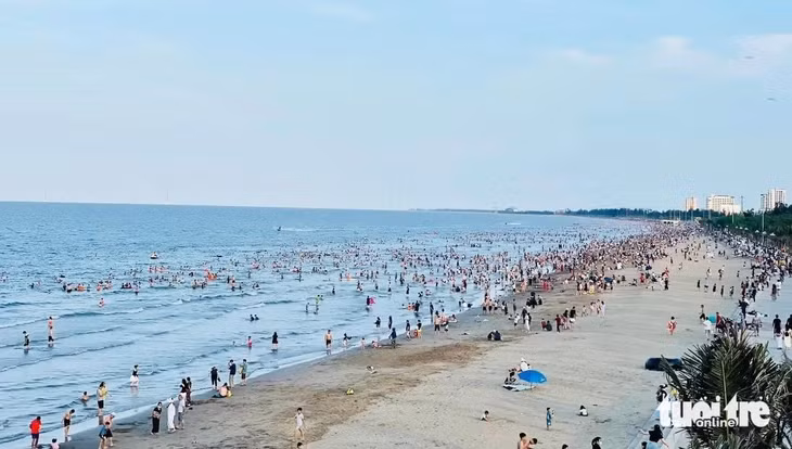 Du khách đổ về biển Cửa Lò, Nghệ An trong dịp nghỉ lễ 30-4 và 1-5 - Ảnh: DOÃN HÒA