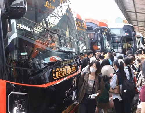 Giá xăng dầu giảm, cước vận tải vẫn cao tạo áp lực cho hành khách. Ảnh Tạ Hải