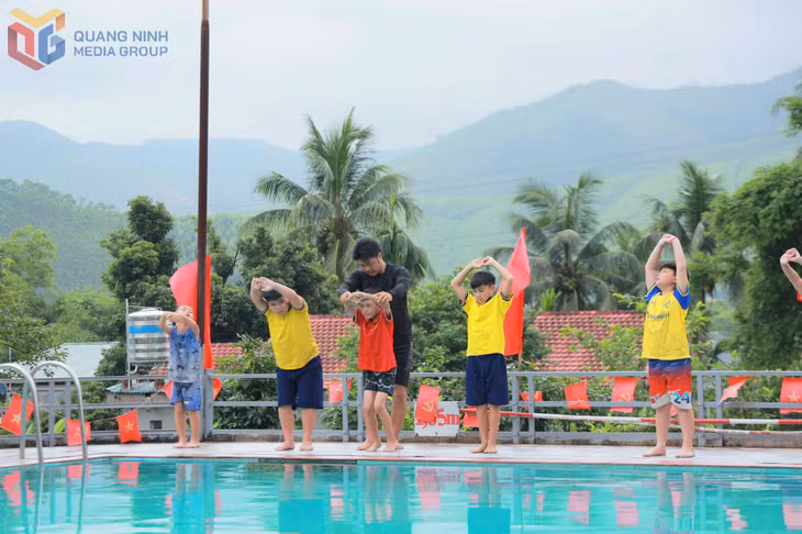 Đoàn phường Yên Tử tổ chức lớp học bơi miễn phí cho thiếu nhi địa phương.