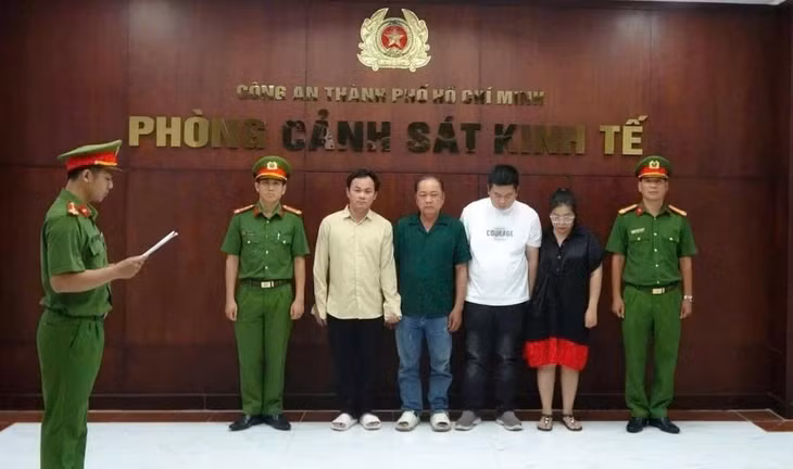 Các bị can trong đường dây sản xuất, buôn bán giấm acetic giả bị khởi tố, tạm giam - Ảnh: Công an TP.HCM