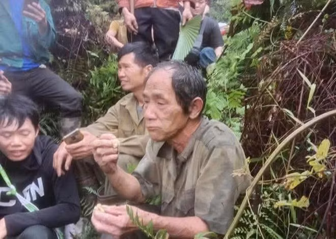 Ông Triệu Chàn Tá được tìm thấy sau gần 4 ngày mất tích. Ảnh: Hoàng Thanh