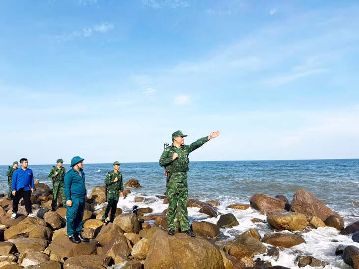  Cán bộ Đồn Biên phòng cửa khẩu Cảng Vạn Gia phối hợp với các lực lượng chức năng trên địa bàn tuần tra biên giới biển, đảo.