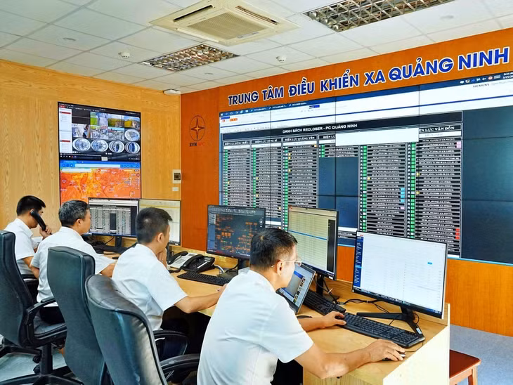 Nhân viên phòng Điều độ CTĐL Quảng Ninh điều phối lưới điện đảm bảo đáp ứng nhu cầu cấp điện.