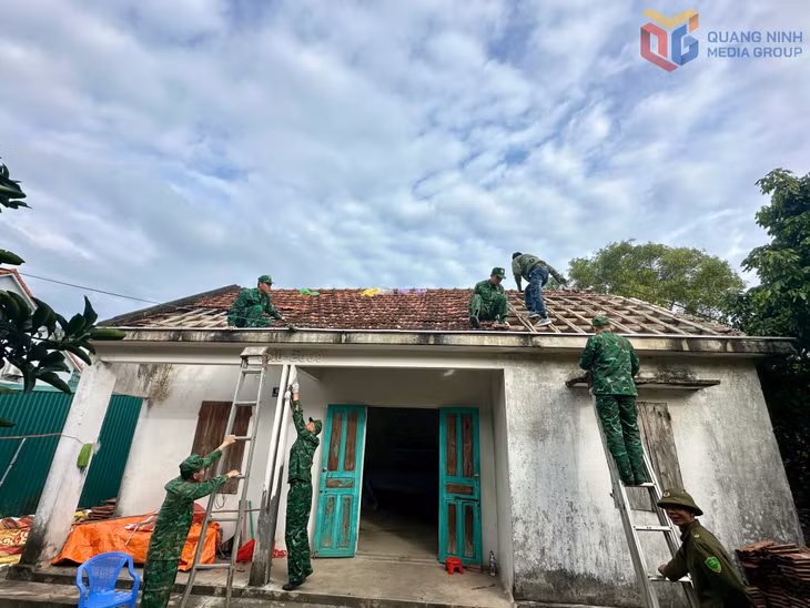 CBCS Đồn Biên phòng Trà Cổ giúp đỡ gia đình bà Dương Thị Đo sinh năm 1966, là hộ có hoàn cảnh khó khăn, cư trú tại khu Đông Thịnh, phường Móng Cái 1 lợp lại mái nhà.
