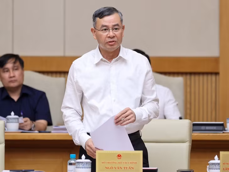 Bộ trưởng Bộ Tài chính Ngô Văn Tuấn báo cáo tình hình kinh tế - xã hội tháng 4 và 4 tháng đầu năm 2026 - Ảnh: VGP/Nhật Bắc