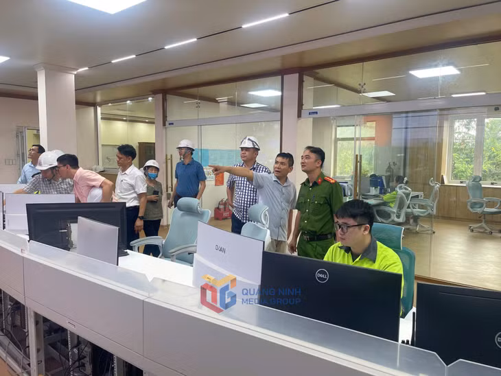 Đoàn kiểm tra phòng điều hành và hệ thống camera giám sát tại khu vực Nhà máy. (Ảnh chụp ngày 8/5).