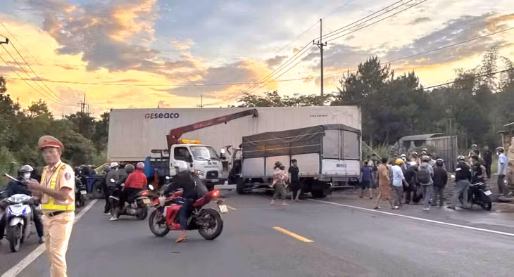 Hiện trường vụ va chạm giữa xe tải và xe đầu kéo trên đường Hồ Chí Minh. Ảnh: Thần Hy