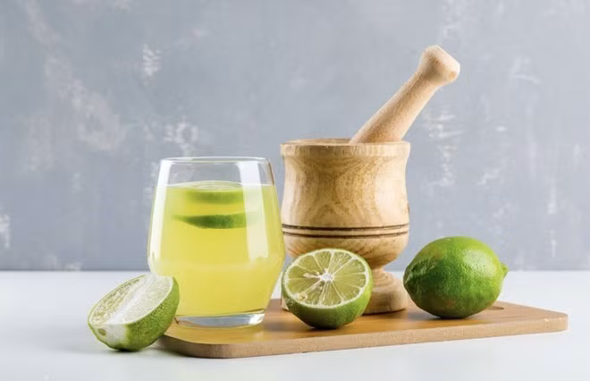 Giấm trắng và nước chanh đều là nguyên liệu làm sạch tự nhiên. Ảnh: Thùy Dương