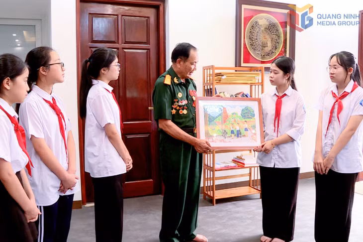 CCB Đào Sĩ Tạo (phường Đông Triều) tâm sự: "Tôi tin tưởng những bạn trẻ thông minh, lễ phép, ham học hỏi hôm nay sẽ là lớp kế cận xứng đáng của Đảng ta trong kỷ nguyên mới, là chủ nhân tương lai của đất nước".