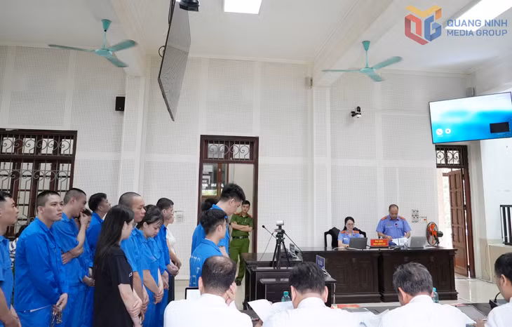 Kiểm sát viên Viện Kiểm sát nhân dân tỉnh đọc cáo trạng truy tố các bị cáo.