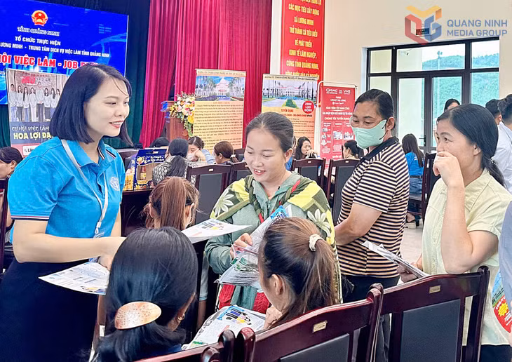 Cán bộ BHXH tỉnh tuyên truyền chính sách về BHXH, BHYT đến người dân xã Lương Minh, tháng 5/2026.