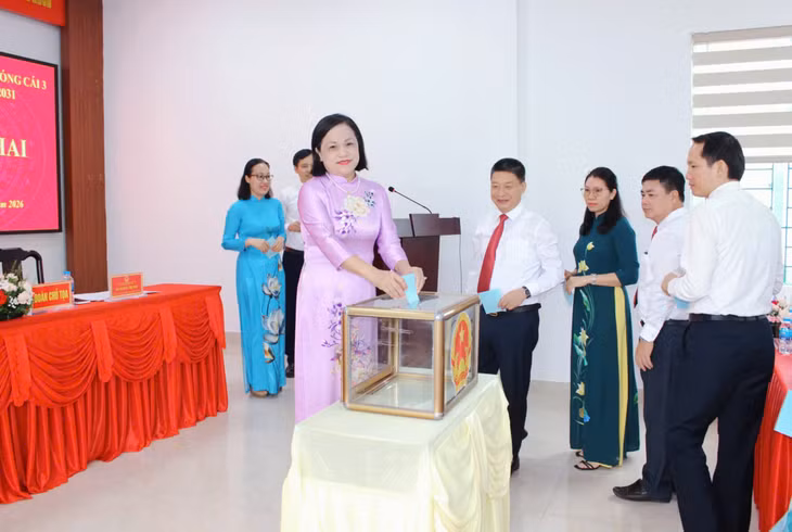 Các đại biểu bỏ phiếu bầu chức danh Chủ tịch HĐND, Phó Chủ tịch UBND phường Móng Cái 3.