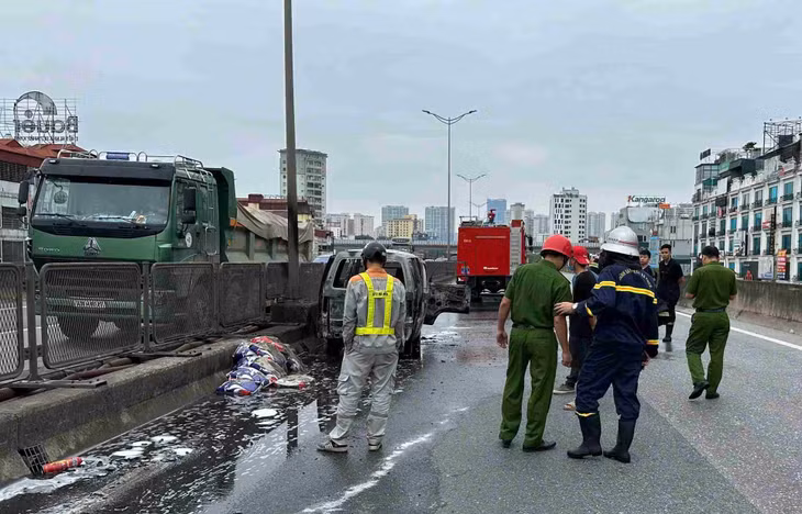 Chiếc xe cháy trơ khung. Ảnh: Công an cung cấp