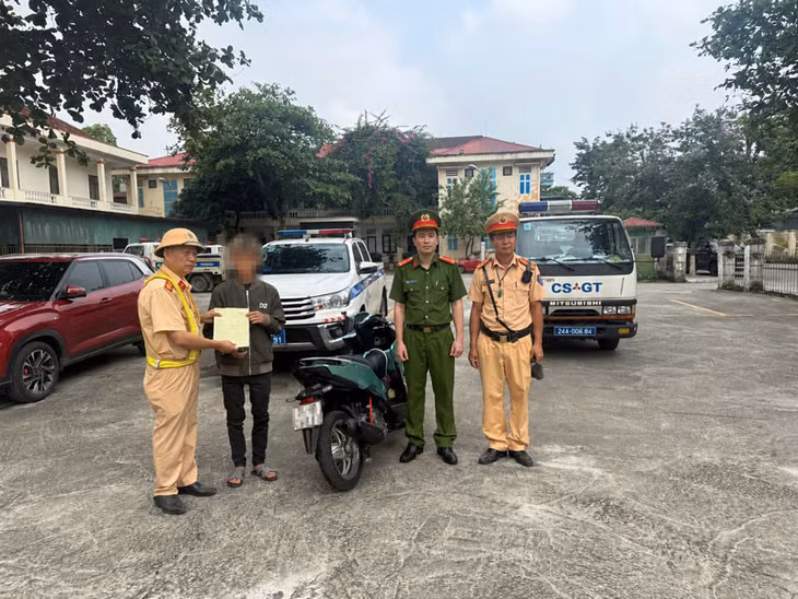 Lực lượng chức năng đã xử phạt thanh niên vì hàng loạt lỗi khi tham gia giao thông. Ảnh: Công an phường Lào Cai
