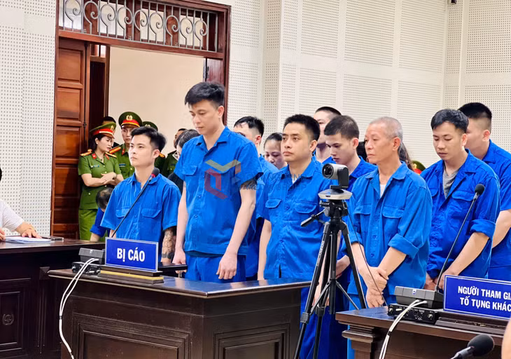 Các bị cáo nghe tuyên án.