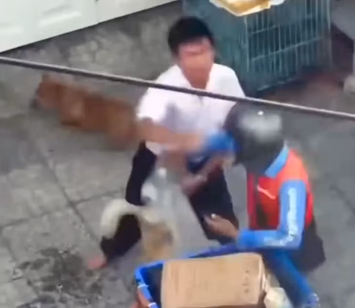 Người đàn ông vung tay đấm về phía mặt nam shipper giao hàng sau khi bị từ chối cắt lông chó - Ảnh cắt từ clip