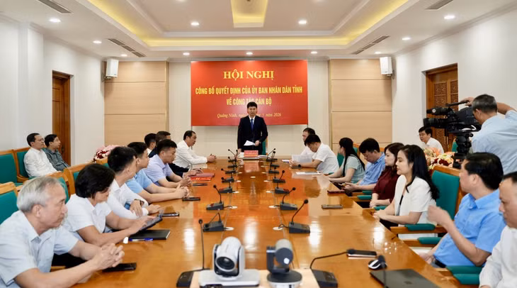 Đồng chí Nguyễn Văn Công, Phó Chủ tịch UBND tỉnh, phát biểu tại hội nghị.