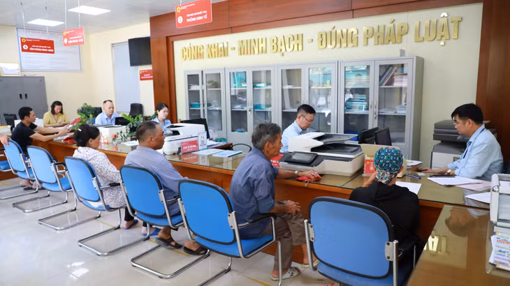 Cán bộ Trung tâm Phục vụ hành chính công xã Quảng Đức giải quyết TTHC cho người dân.