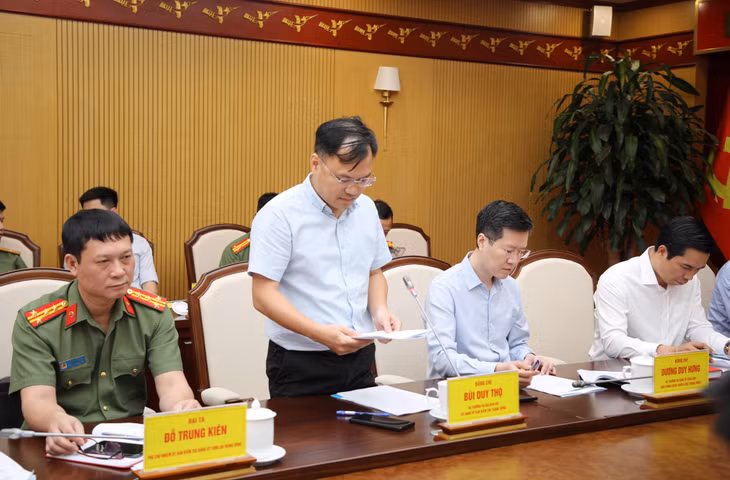 Thành viên Đoàn kiểm tra, giám sát số 17 trình bày dự thảo kết quả kiểm tra, giám sát của Bộ Chính trị, Ban Bí thư.