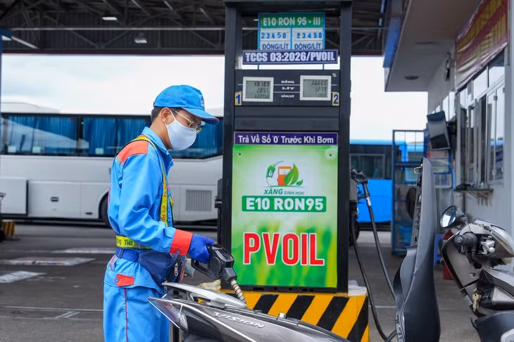 Cửa hàng PVOil trên đường Tống Văn Trân, phường Hòa Bình, TP.HCM bán xăng E10, dừng bán xăng RON95-III - Ảnh: HỮU HẠNH