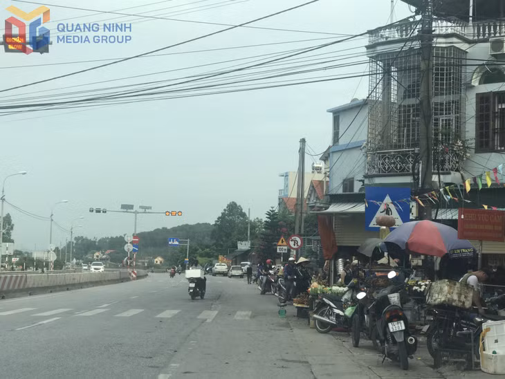 Chợ lấn chiếm trên QL18A đoạn đi qua địa bàn phường Tuần Châu tồn tại nhiều năm nay nhưng chưa được giải quyết dứt điểm.