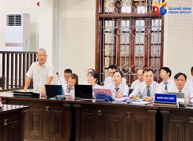 Luật sư xét hỏi các bị cáo.