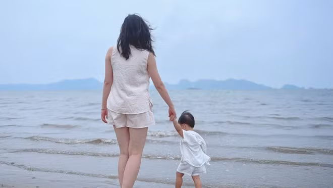 Những lý do cho trẻ đi biển thường xuyên sẽ giúp con học nhiều về kỹ năng sống. Ảnh: Lê My