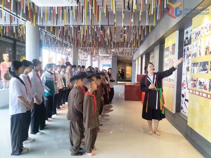 Du khách thăm quan nhà truyền thống trong Làng Văn hóa - Du lịch dân tộc Sán Dìu tại Vân Đồn.