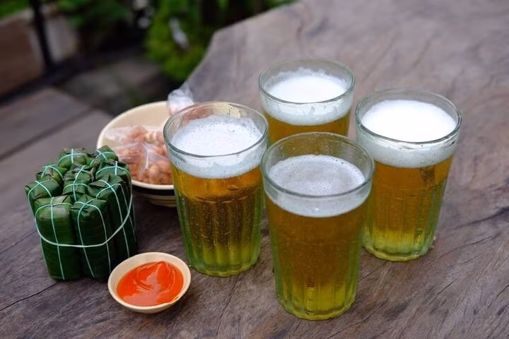 Bia khiến cơ thể mất nước nhiều hơn do làm tăng bài tiết, giãn mạch. (Ảnh minh hoạ)