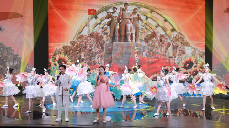 Phường Mạo Khê gửi gắm niềm tự hào về quê hương Vùng mỏ qua tiết mục song ca "Ai về quê hương tôi Quảng Ninh".