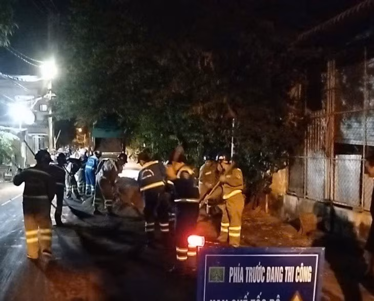 Một người vô ý thức khiến nhiều người vất vả dọn dẹp cả đêm - Ảnh: QUANG QUANG