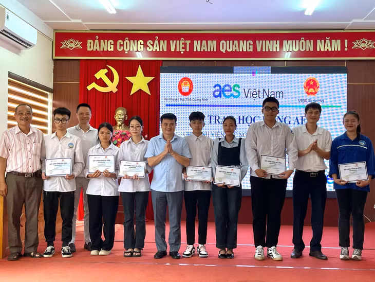 Chương trình trao học bổng cho các học sinh, sinh viên giàu nghị lực, không ngừng nỗ lực vượt khó vươn lên trong học tập.