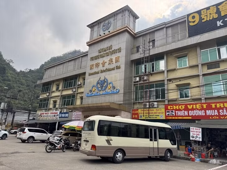 Khách sạn Thái Dương và khu vui chơi giải trí thuộc Công ty TNHH Thái Dương (xã Hoàng Văn Thụ) nằm trong khu TTTM, chợ cửa khẩu Tân Thanh. Ảnh: Khánh Linh