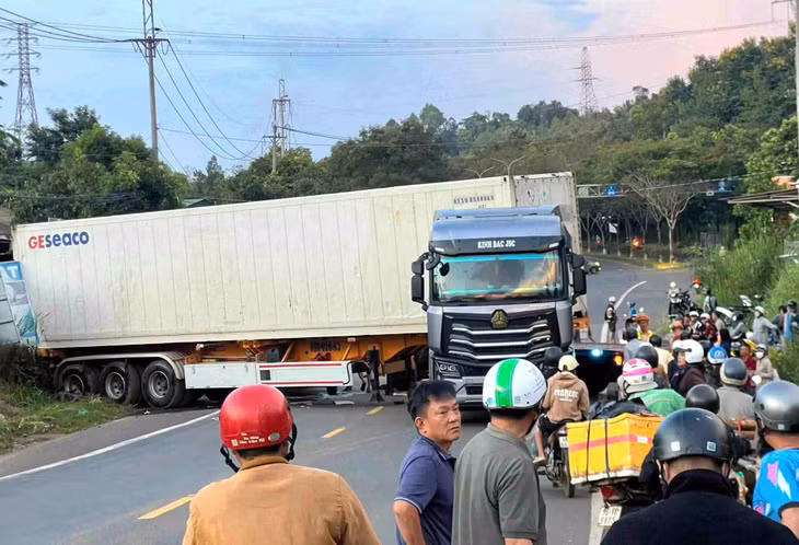 Vụ tai nạn khiến giao thông trên đường Hồ Chí Minh, đoạn qua phường Nam Gia Nghĩa bị ách tắc cục bộ. Ảnh: Thần Hy