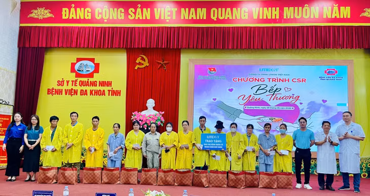 Công ty TNHH LITEON Việt Nam tặng quà cho các bệnh nhân có hoàn cảnh khó khăn đang điều trị tại Bệnh viện Đa khoa tỉnh Quảng Ninh.