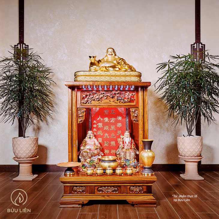Đặt 1 lọ hoa bên trái bàn thờ Thần Tài theo nguyên tắc Đông bình Tây quả