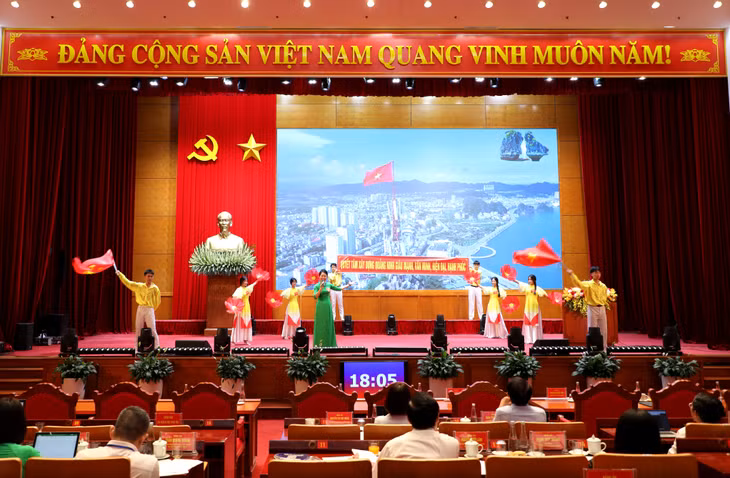 Thí sinh Trần Thị Hương, Phó Chủ tịch Hội Liên hiệp Phụ nữ đặc khu Vân Đồn, trình bày phần thi.