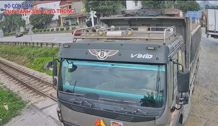 Xử phạt tài xế ô tô tải cố tình vượt rào chắn đường sắt. Ảnh: Cục CSGT