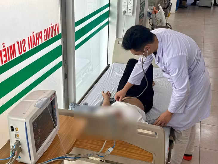 Bác sĩ Bệnh viện Bệnh nhiệt đới Trung ương thăm khám cho bệnh nhân - Ảnh: BVCC