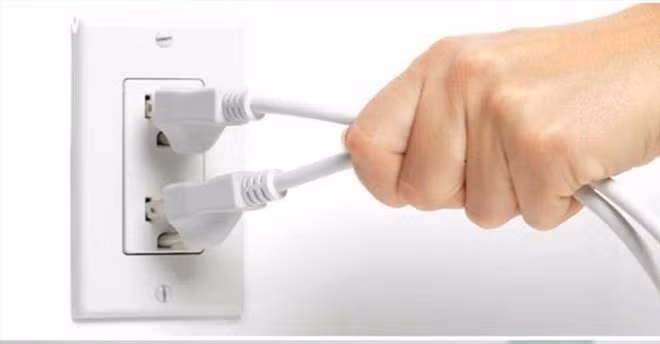 Rút hết phích cắm trong nhà giúp tiết kiệm điện. Ảnh: Thanh Bình