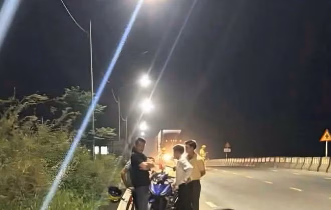 Lực lượng chức năng đang tiến hành điều tra nguyên nhân vụ tai nạn khiến thai phụ tử vong. Ảnh: Q. An.