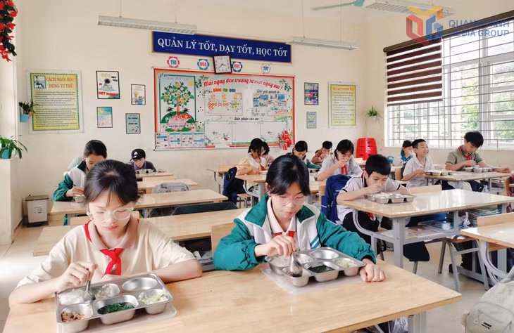 Học sinh Trường TH&amp;THCS Đồng Tâm (xã Lục Hồn) ăn trưa tại trường.