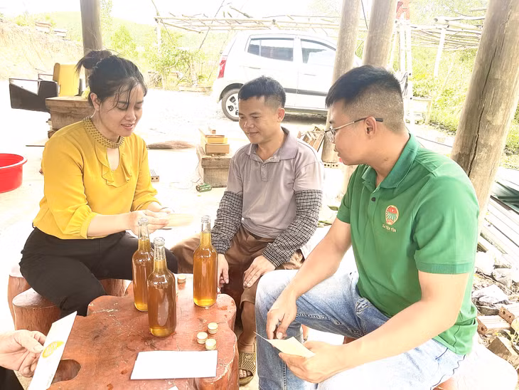 Hội Nông dân xã Tiên Yên tuyên truyền hội viên ứng dụng KHCN để đưa sản phẩm lên sàn thương mại.
