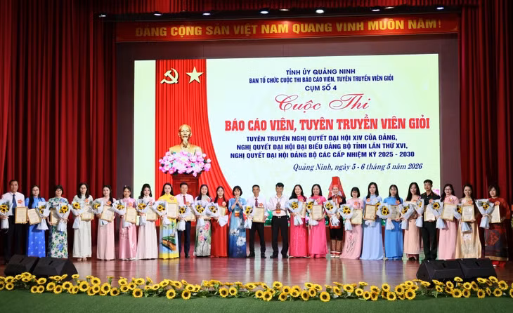 Ban Tổ chức tặng hoa và Giấy chứng nhận tham gia cuộc thi cho các thí sinh.